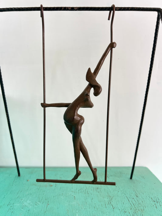 mujer en columpio - Pose A