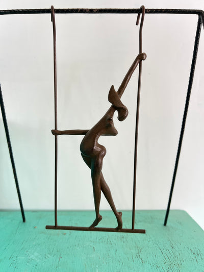mujer en columpio - Pose A