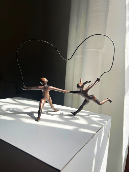 Niños saltando cuerda